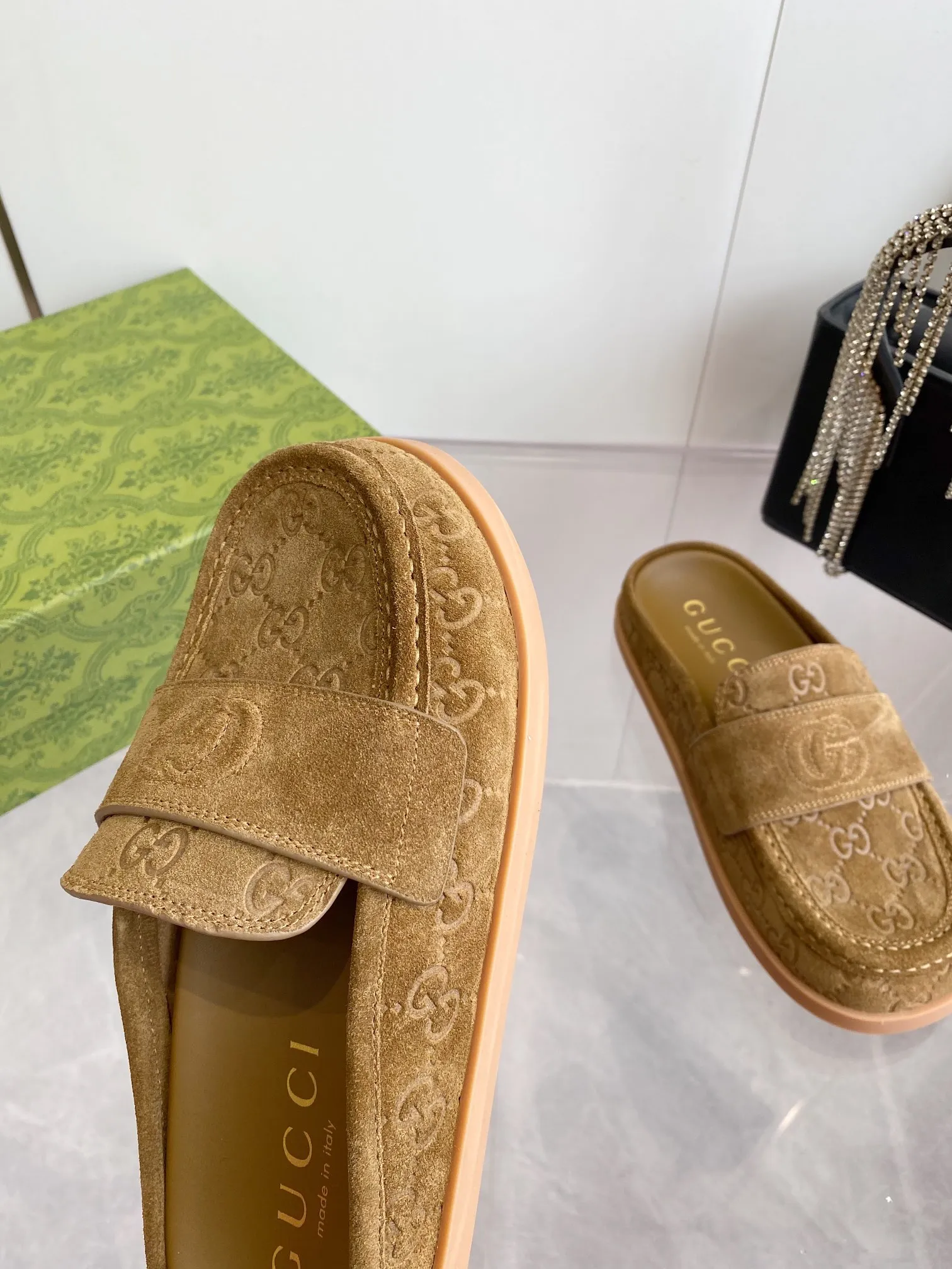 👟👟Ex-factory price 500👟👟 Gucci 2️⃣5️⃣ss new spring and summer retro large-toe bag-toe flip flops, Birkenstock flip-flops. When I first see this shoe, I feel it is inconspicuous. It is very simple without too many decorations, but it has a bit of retro flavor, cute and cute. It looks good with any combination! For those who have high requirements for foot feel, close your eyes and enter. Temperament retro round-toe furry shoes Upper: Cow suede, soft and waxy, with delicate texture ~ round-toe shoe shape, stiff and three-dimensional, not picky about foot shape or person Size: #35-40 (40 orders are not returnable)